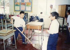 七十至八十年代志莲小学学生参予课室的清洁活动