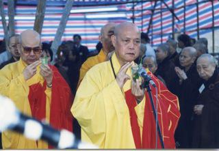1992年4月礼请圣一大和尚主持志莲护理安老院及志莲中心奠基洒净仪式