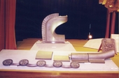 1995 年「唐代佛寺建筑艺术展」中展示瓦当、脊头瓦、鸱尾等设计模型